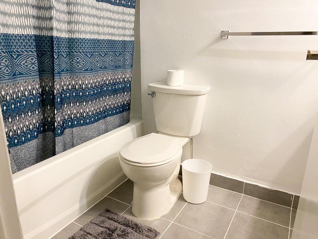 Bright Apartment Close To City With Free Parking Toronto Exterior foto