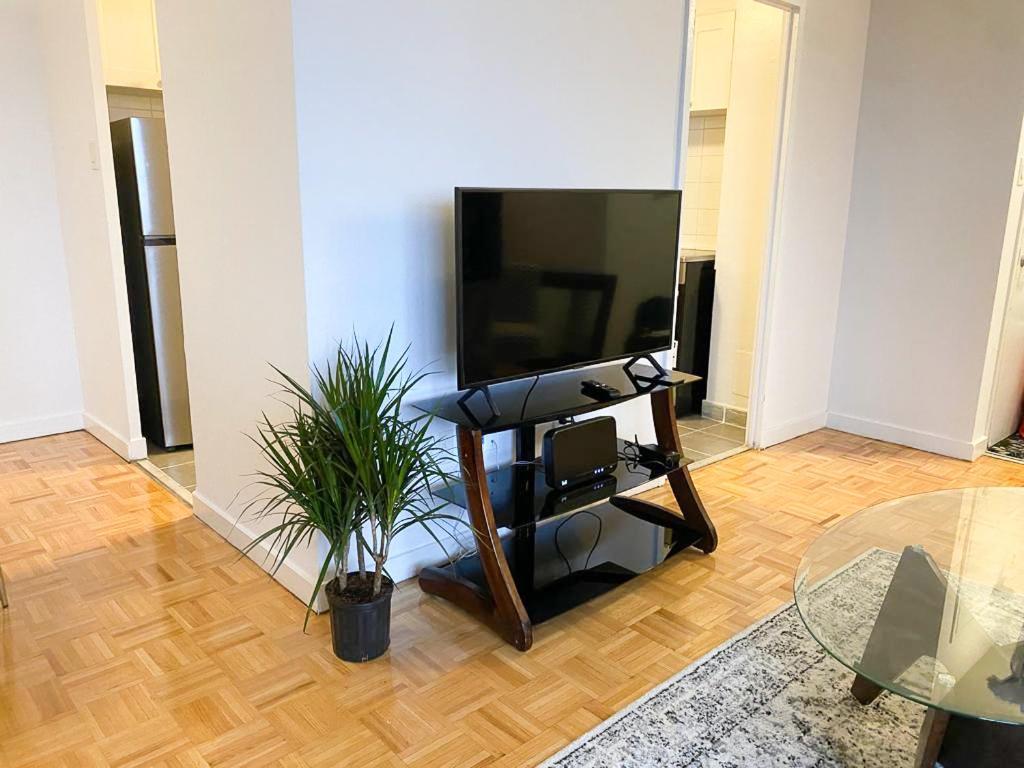 Bright Apartment Close To City With Free Parking Toronto Exterior foto